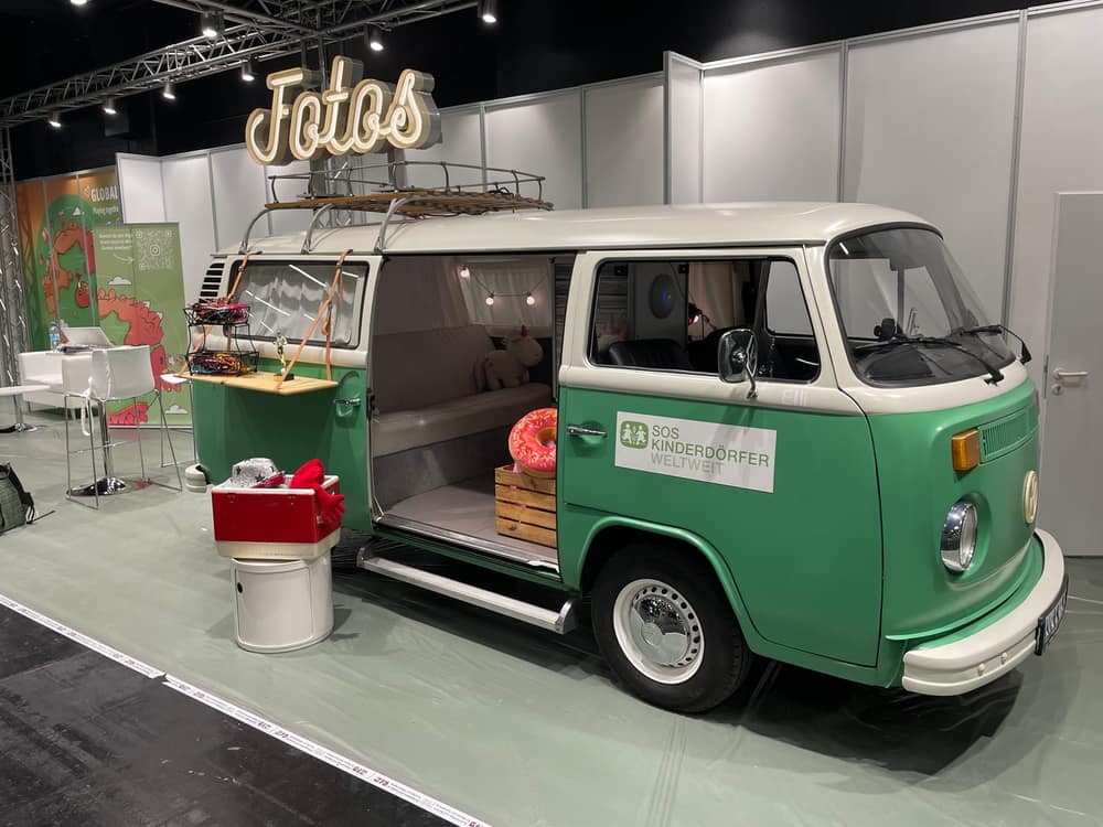 Foto Bulli im Firmen-Branding auf einer Messe