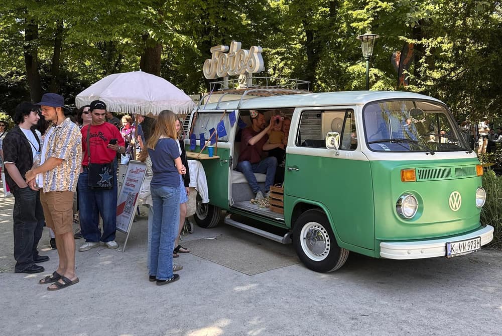 Gäste am Foto Bulli auf einem Sommerfest