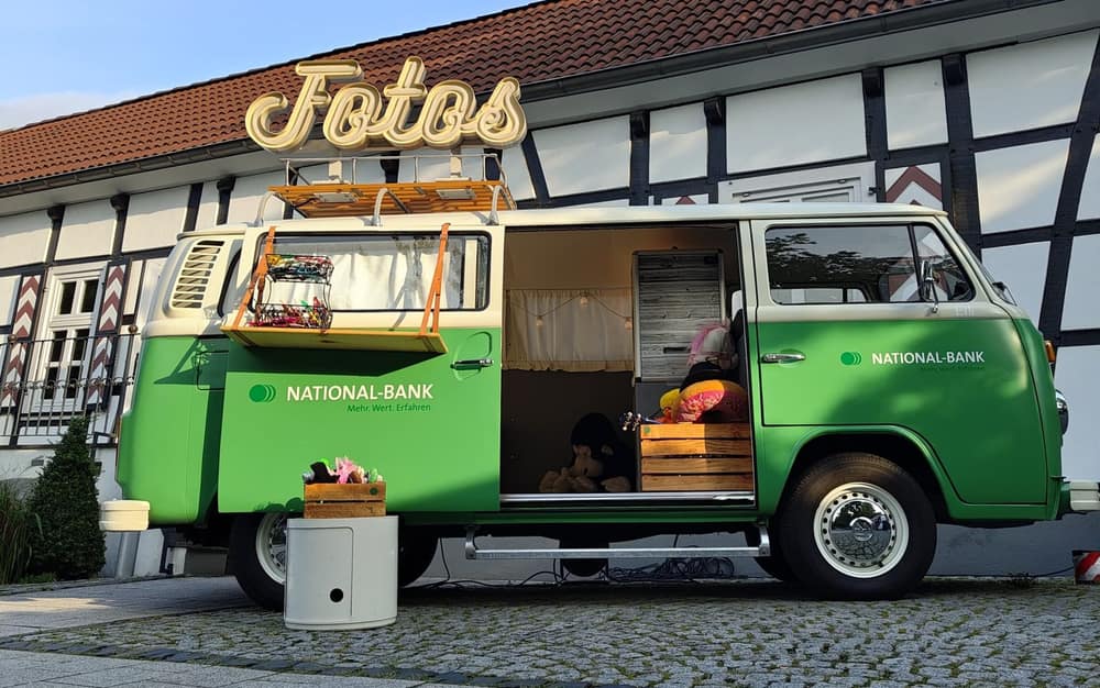 Grüner Foto Bulli im Firmen-Branding