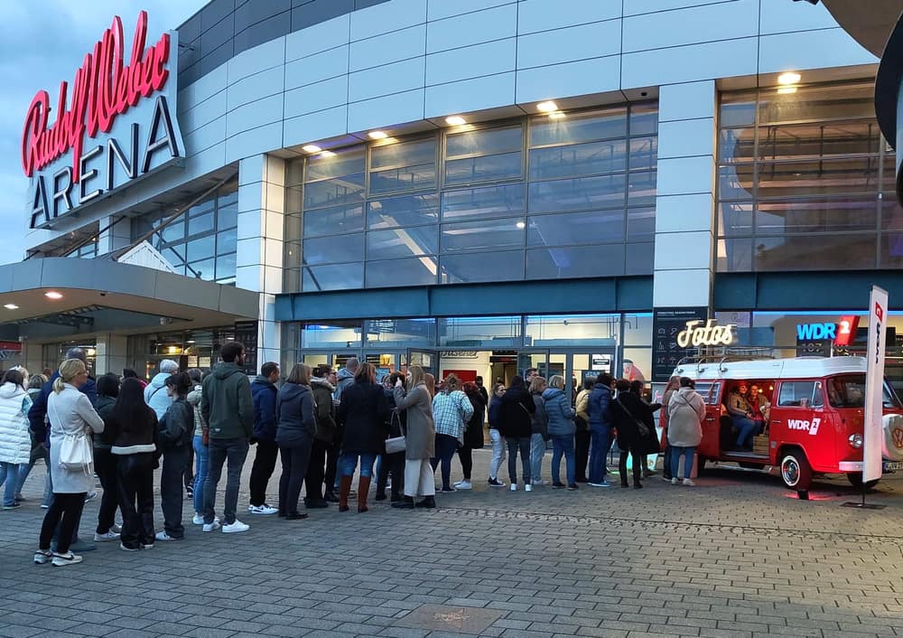 Lange Warteschlange am Foto Bulli auf einem Firmenevent