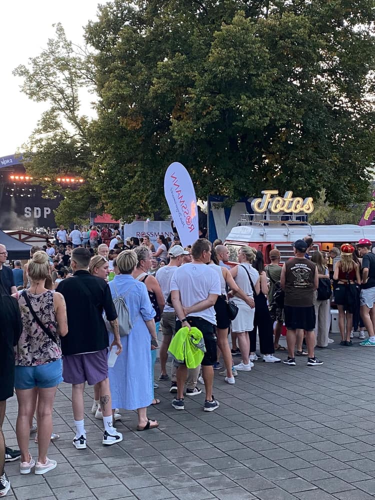 Gäste posieren am roten Foto Bulli