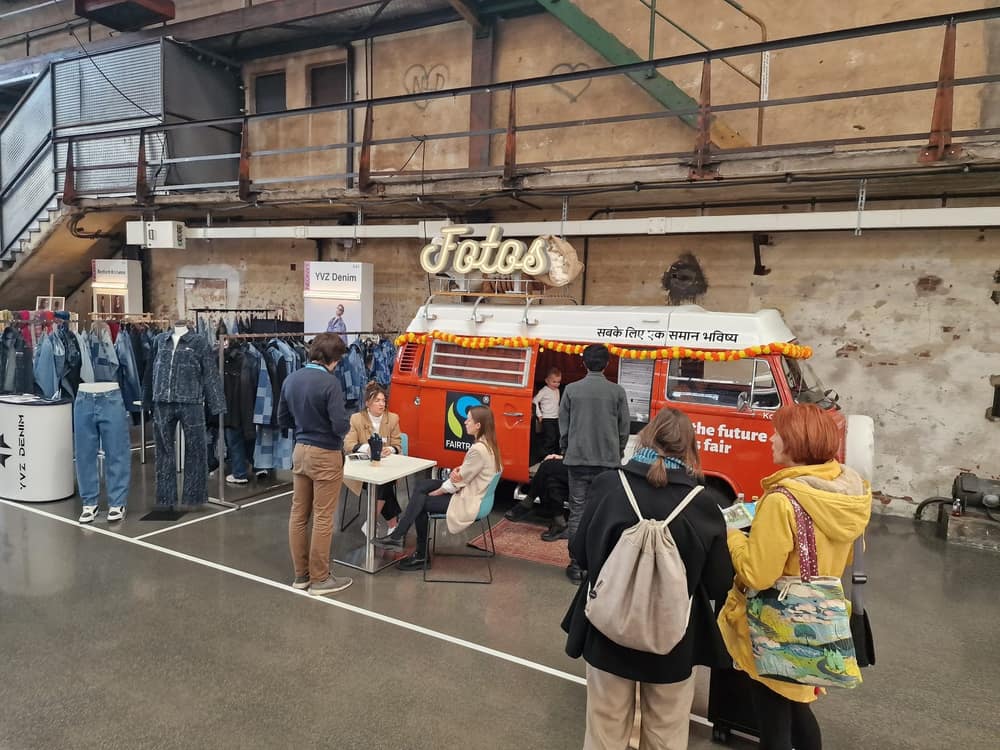 Roter Foto Bulli mit Gästen auf einem Event