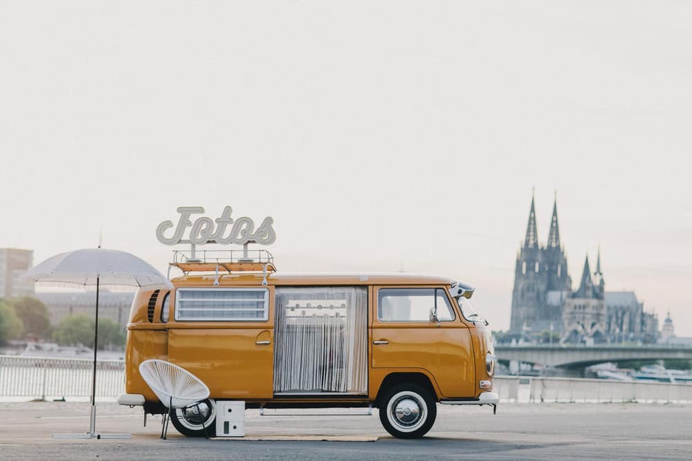 Vintage Foto Bulli vor dem Kölner Dom