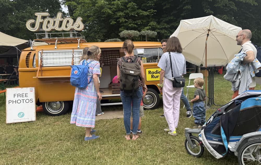 Familien am Foto Bulli mit Sofortdruck auf einem Open-Air-Event