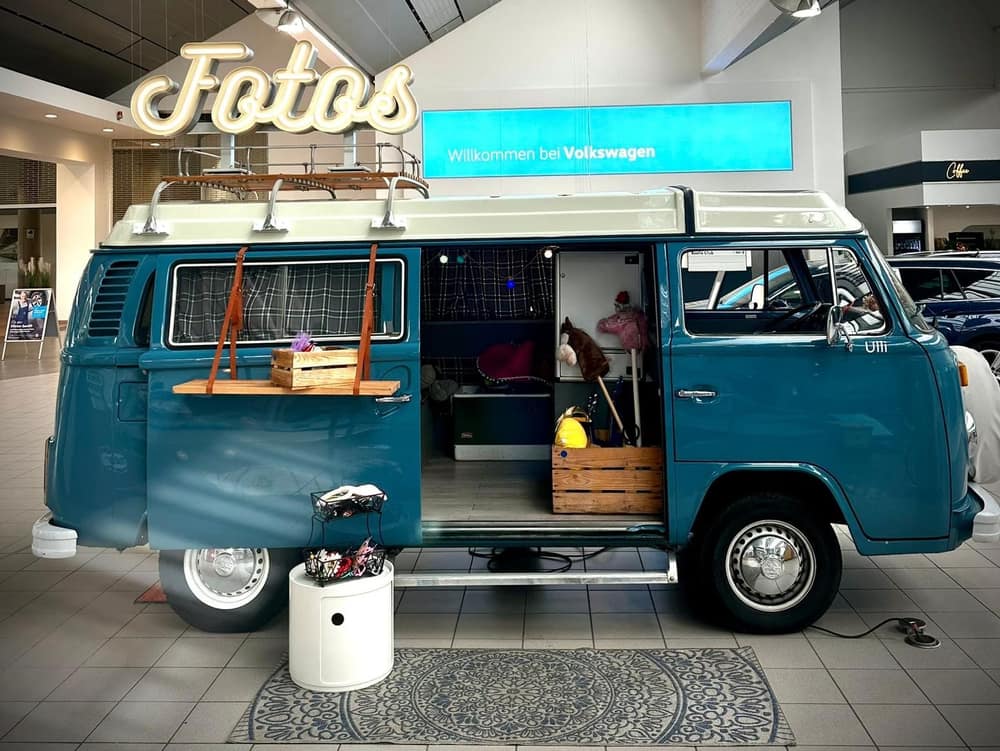Foto Bulli im Autohaus als Event-Highlight
